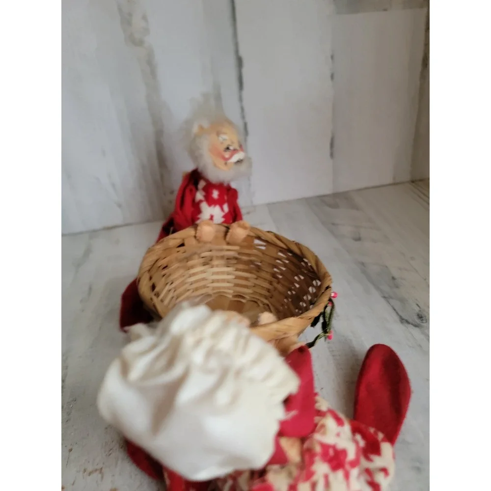 Annalee Mr Mrs Santa Claus carrying basket Xmas vintage home decor unique